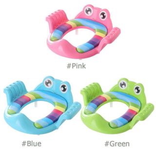 BỆ LÓT BỒN CẦU CHO BÉ CÓ TAY VỊN