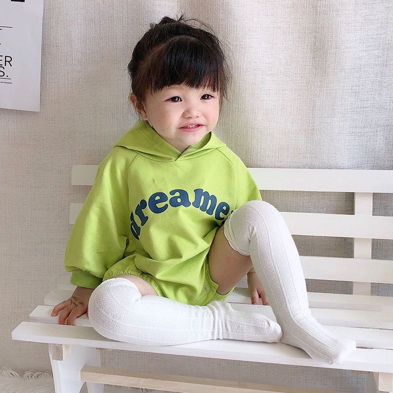 Áo liền quần tay dài có nón trùm in chữ cho bé sơ sinh
