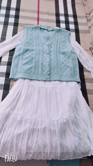 Set váy trắng suông dài tay và áo gile len set đồ thu đông cực xinh | BigBuy360 - bigbuy360.vn