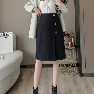 Chân váy bút chì phối nút sang trọng