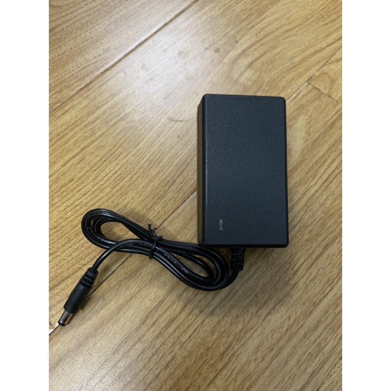 Sạc pin Lion 16,8v - 2A có đèn báo sạc đầy pin