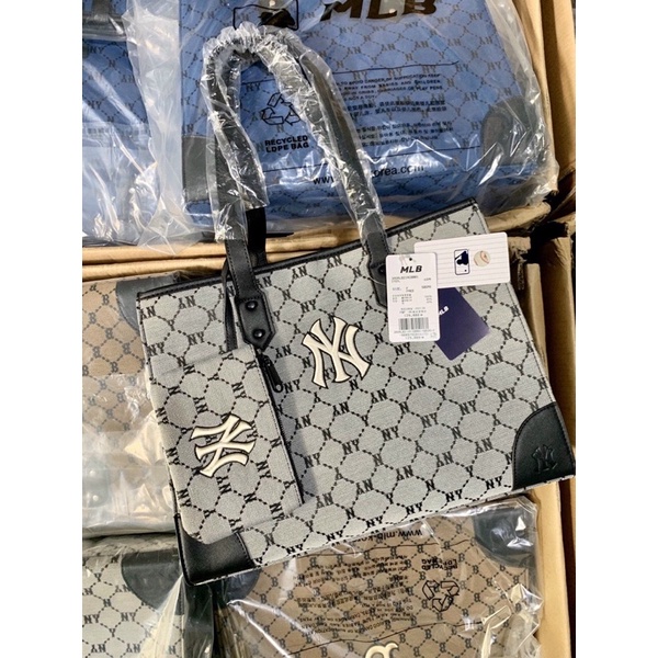 Túi Mlb tote monogram set đôi dáng vuông đựng cả thế giới