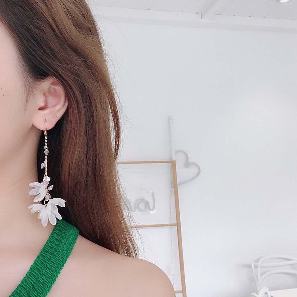 Khuyên Tai Dạng Kẹp Mặt Kính Acrylic Hình Cánh Hoa Trắng Sáng Tạo