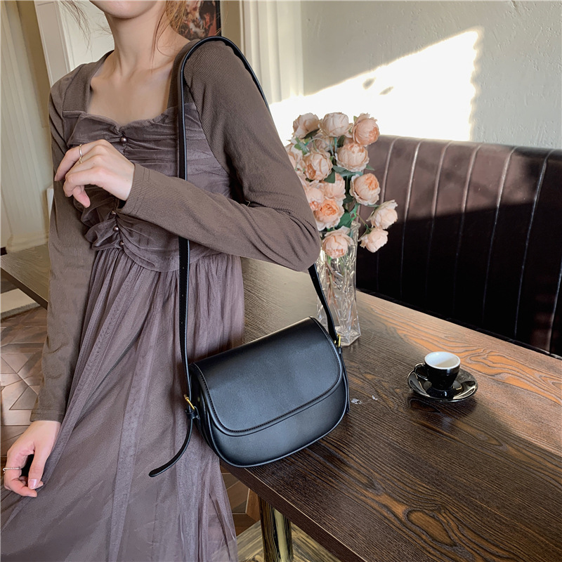 Túi đeo chéo dễ phối đồ kiểu dáng thời trang cho nữ