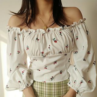 (SẴN) Áo trễ vai trắng điểm hoa