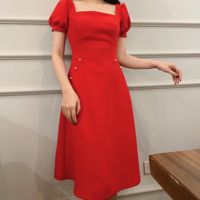 Váy cổ vuông chữ a