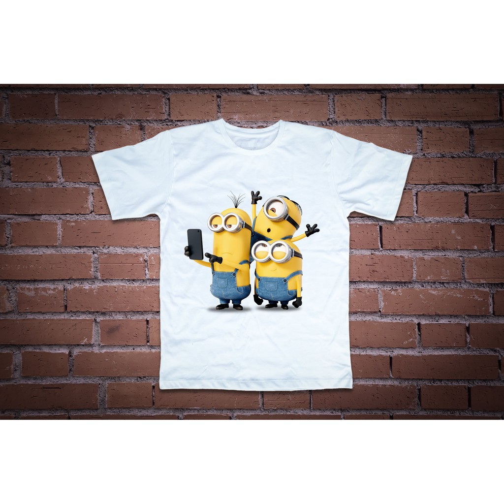 Áo thun in hình minion chụp hình tự sướng