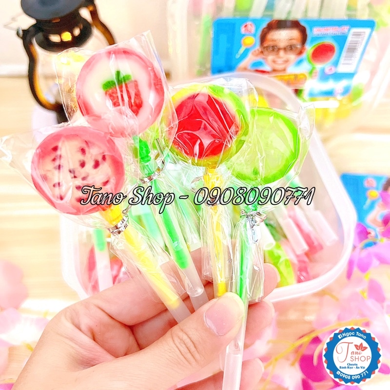 Một que kẹo mút hình trái cây sắc màu cho bé, ăn vặt ngon rẻ TaNo