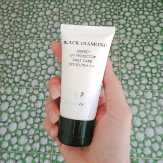 Kem chống nắng collagen Black Diamond