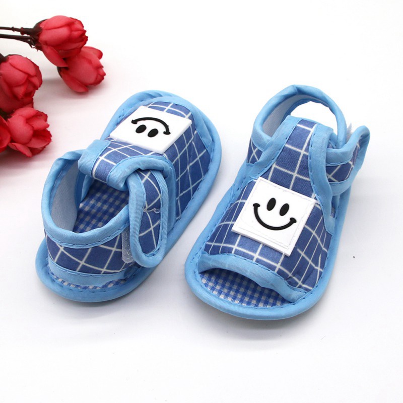 Giày quai hậu đế mềm chống trượt dành cho bé tập đi