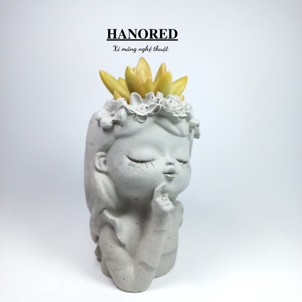 Chậu xi măng mini hình em bé đội hoa &quot;uhm&quot;  HANORED trồng sen đá, xương rồng, tô tượng kích thước 11×7×7 (cm)
