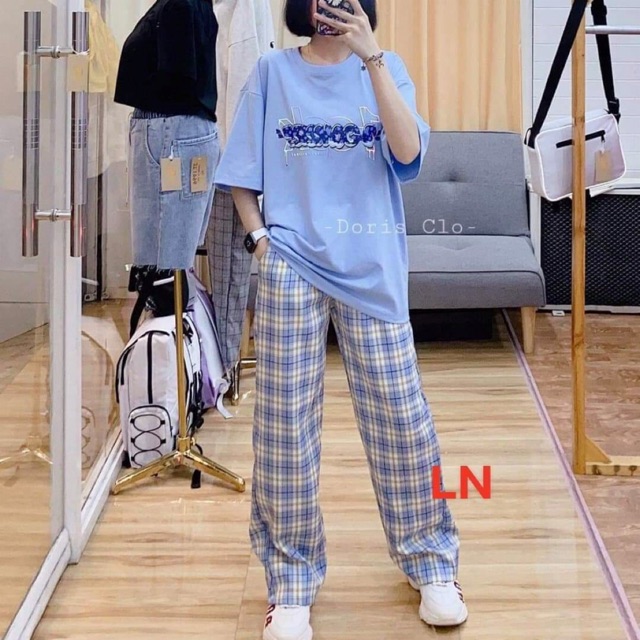 Áo thun xanh + quần kẻ caro ống suông rộng xanh