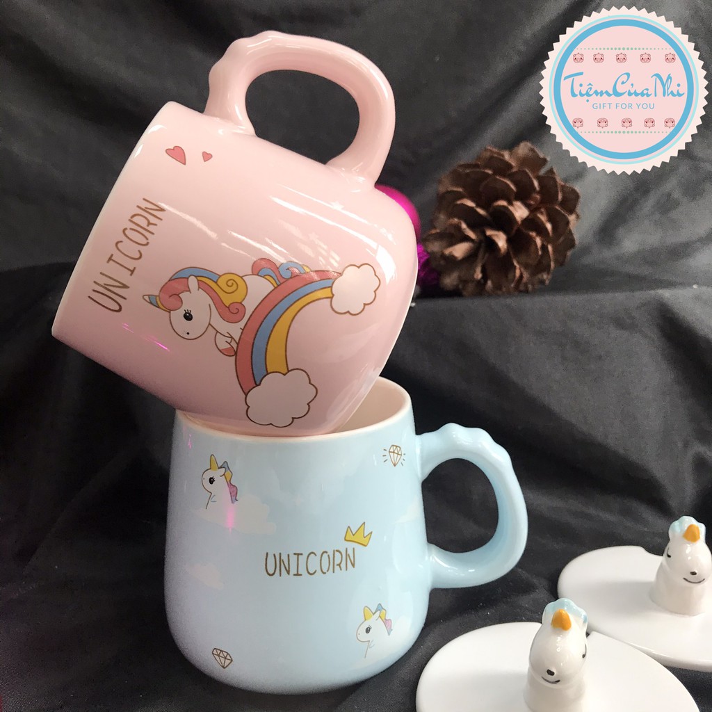 Ly sứ có nắp gắn ngựa 3D màu trắng in hình unicorn hồng có quai cầm kèm muỗng cà phê 350ml Tiệm Của Nhi LSCN17