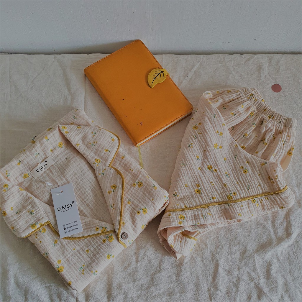 Pyjama xô muslin hoa vàng nhí nền kem | BigBuy360 - bigbuy360.vn