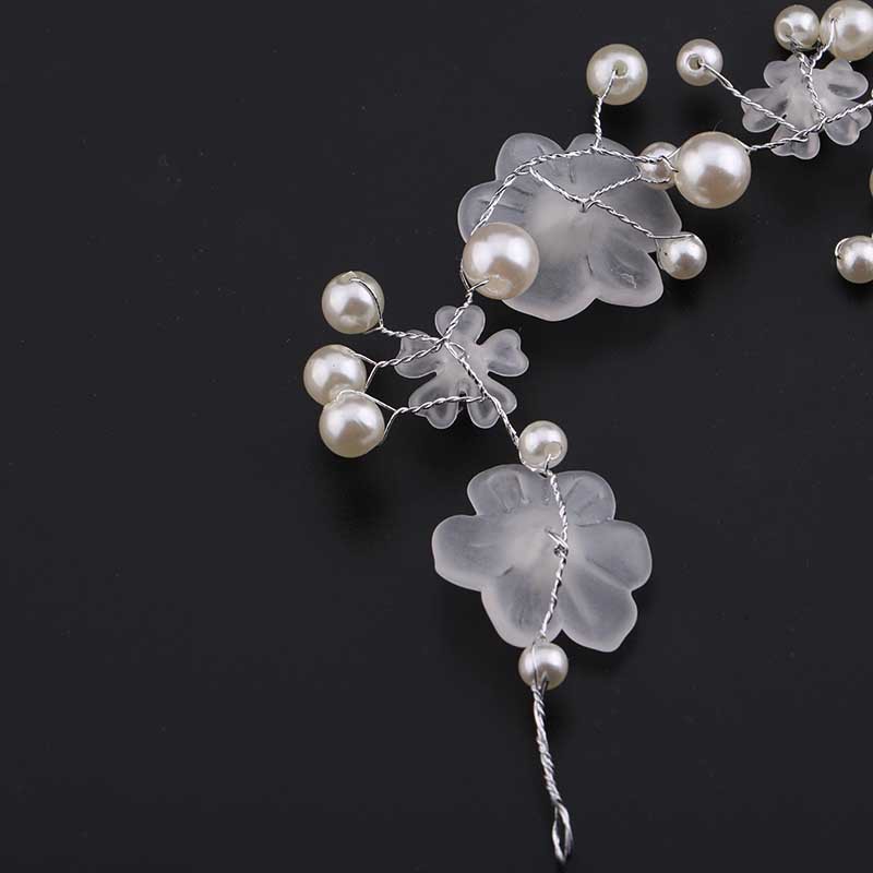 Cài tóc đính hạt ngọc trai cho cô dâu