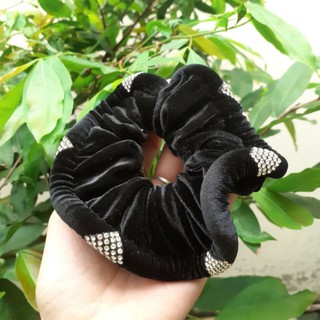 Cột tóc vải nhung đính hạt.