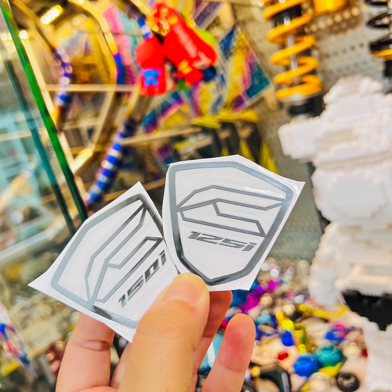 Tem Logo Sticker Metal Gold Crom 24k nổi bật trên mọi nền màu