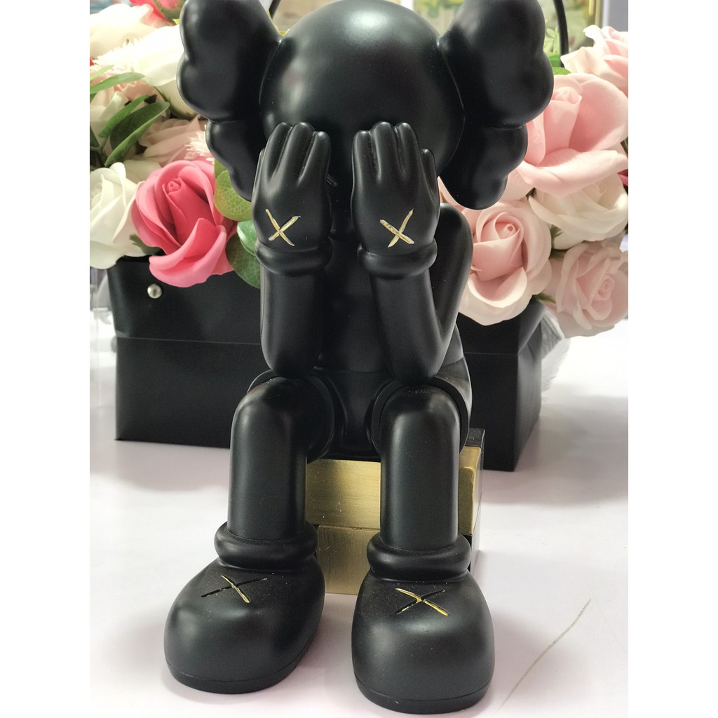 BỘ MÔ HÌNH KAWS REAL MÀU ĐEN CÓ 4 TƯ THẾ KHÁC NHAU KÍCH CỠ TỪ NHỎ ĐẾN LỚN 28CM