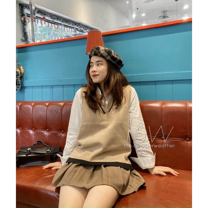 Set áo sơ mi trắng dài tay kèm chân váy nâu và áo len ghile