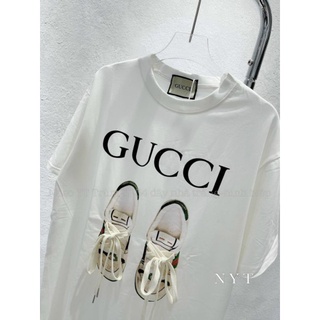 Áo phông dáng rộng hình gucci giày