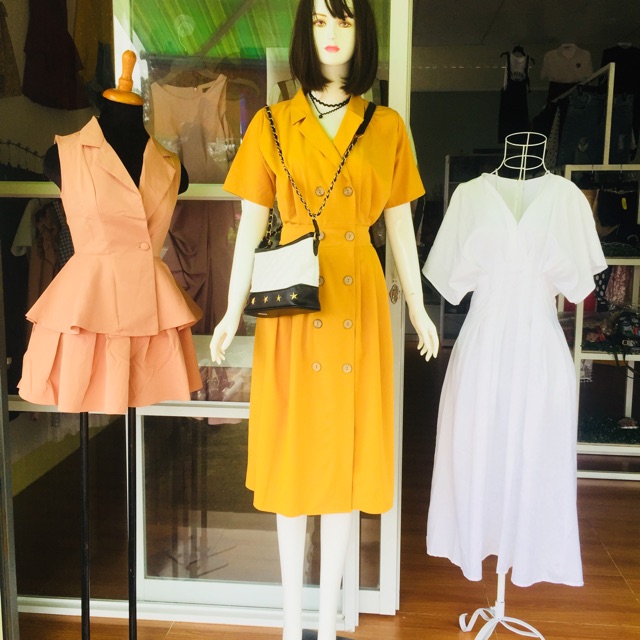 Đầm vàng cổ vest nút gỗ