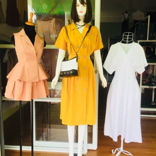Đầm vàng cổ vest nút gỗ