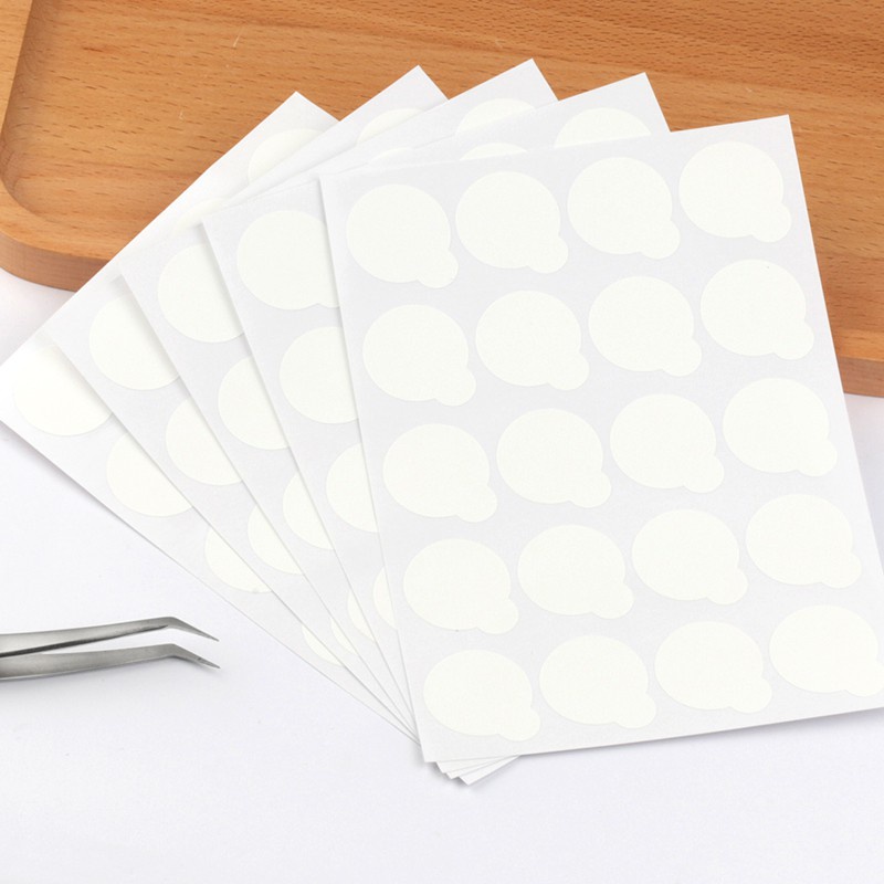 Hàng trăm sợi lông mi mới được quấn bằng một thanh gỗ, phần mở rộng của dụng cụ bằng đá dính