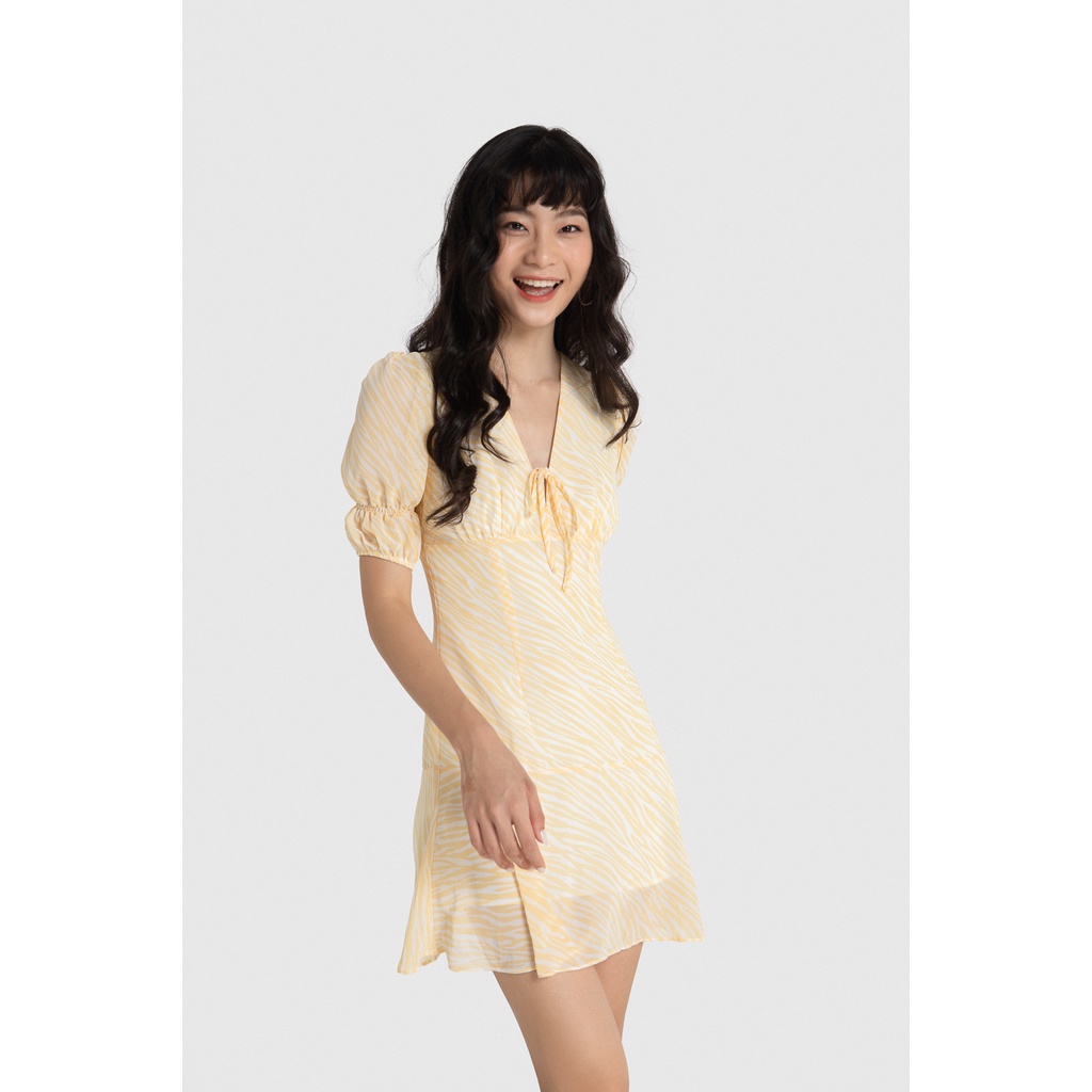 Đầm Maybi form A in sọc kiểu nền vàng cổ V phối dây nơ