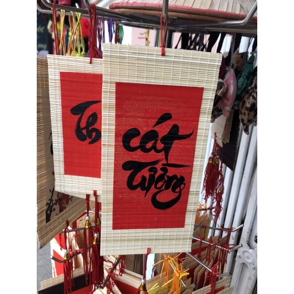 MÀNH TRE TRANG TRÍ MINI 7x14cm GIẤY ĐỎ CÓ CHỮ THƯ PHÁP viết tay