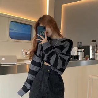 Áo croptop len xám kẻ sọc ngang phong cách Hàn Quốc