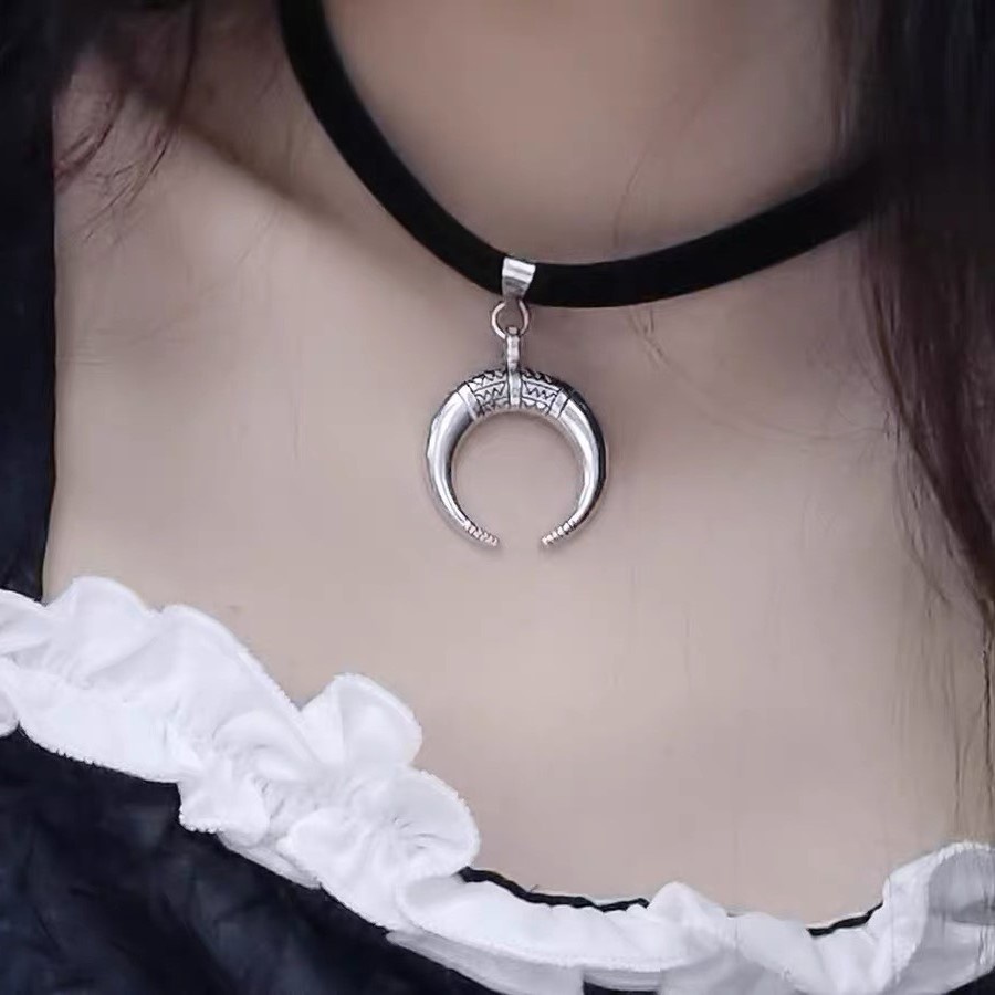 Choker vòng cổ nữ màu đen basic hình vầng trăng khuyết đơn giản cá tính