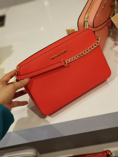 ❌❌❌ Xã : 
Michael Kors 24cm đeo chéo dáng hộp . 
Sale : 2.tr.300.000. 
Xã hết chỉ có 2 màu này xã . 
0937034359