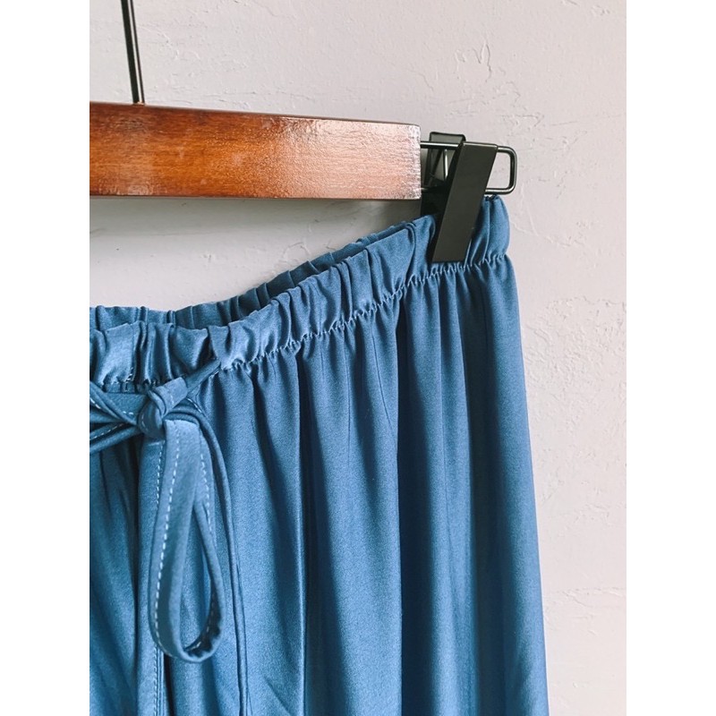 Áo thun nữ tay lỡ cổ tròn form rộng dáng unisex trắng kèm quần xanh màu đại dương