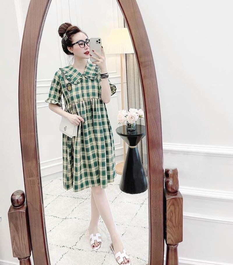 Váy kẻ thêu quả dứa cổ bẻ dáng babydoll fom rộng