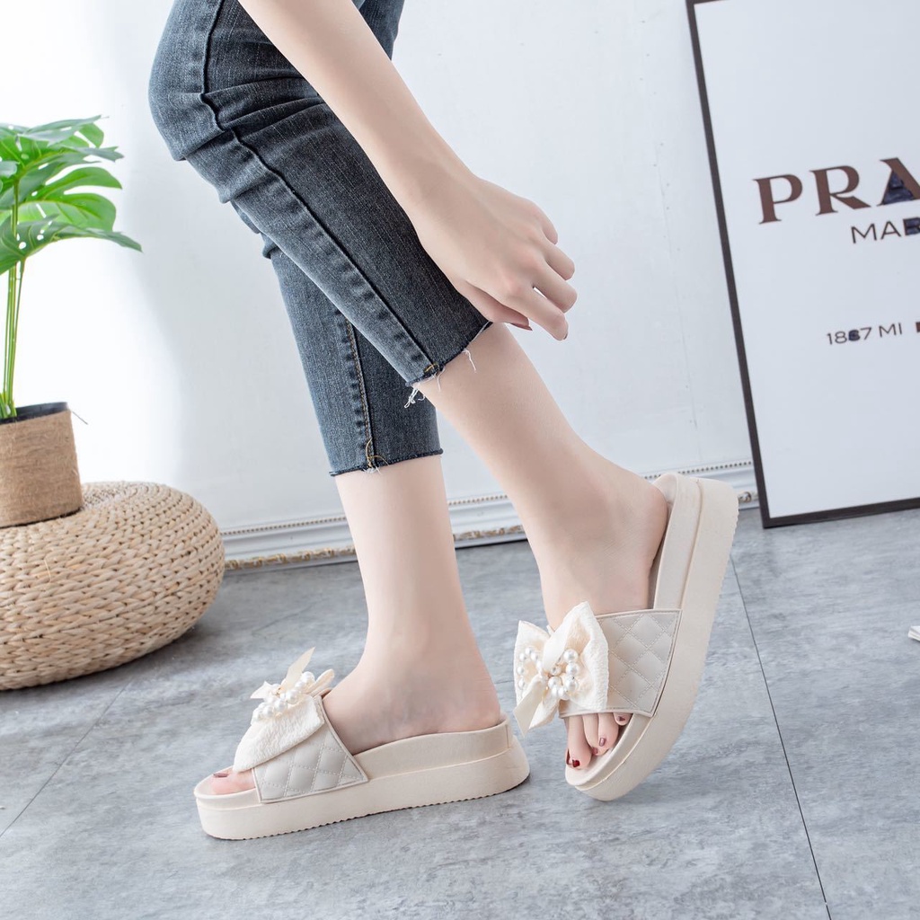 Giày Sandal Đế Dày Mềm Mại Dễ Phối Đồ Phong Cách Năm Mới