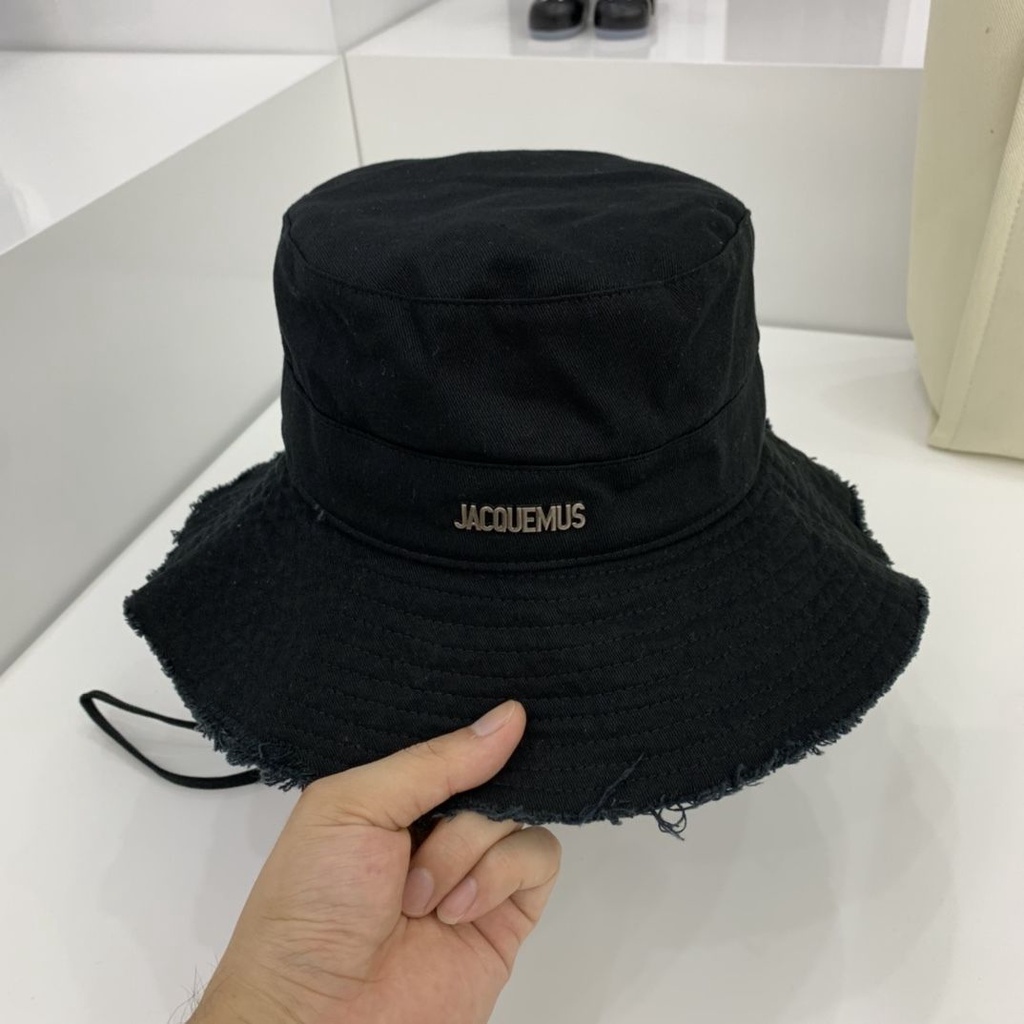 Nón Tai Bèo Che Nắng Đính Nhãn Kim Loại In Chữ JACQUEMUS Chất Lượng Cao HJ01