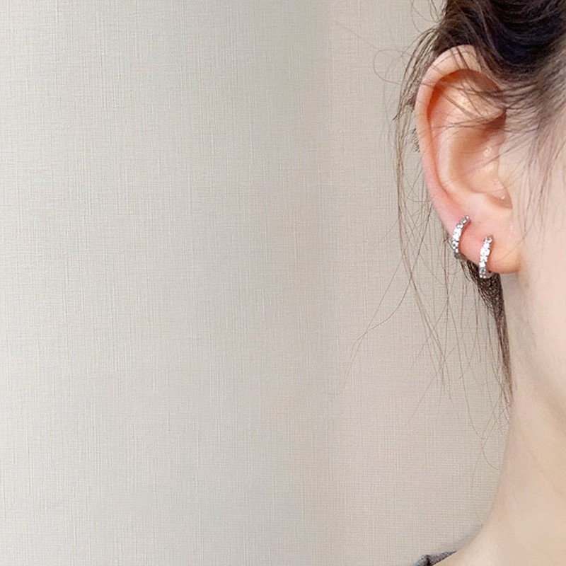 Đôi khuyên tai tròn đính đá lấp lánh đơn giản cá tính dành cho nữ