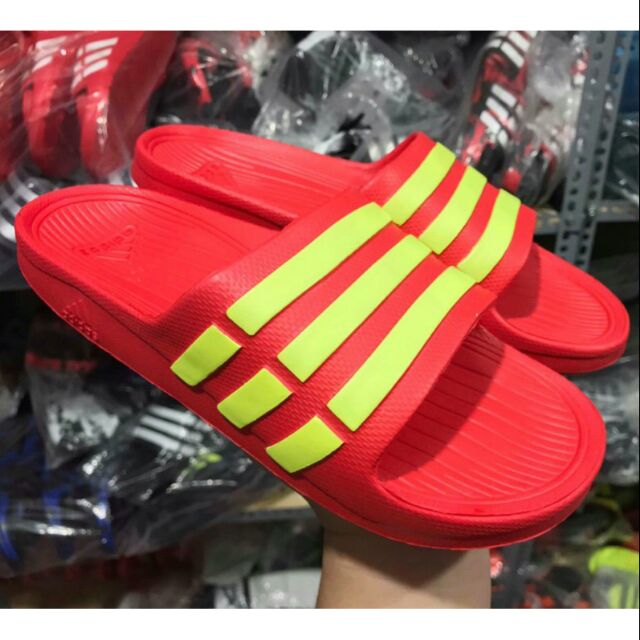 Dép Adidas.