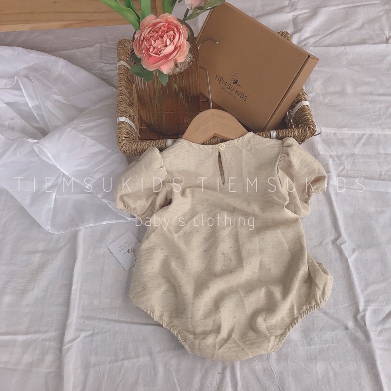 HÀNG THIẾT KẾ - Bộ đồ liền thân cài đũng nhún ngực tay vai bồng màu be kèm tuban cho bé