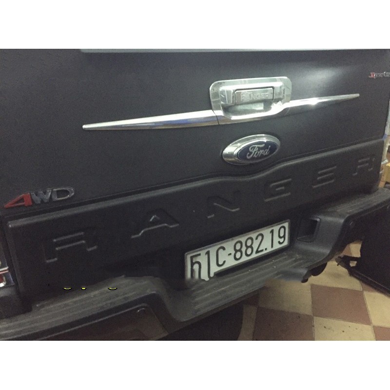 Ốp tay mở cốp xe Ford RANGER 2016 đến 2021 MÀU ĐEN, TRÁNG
