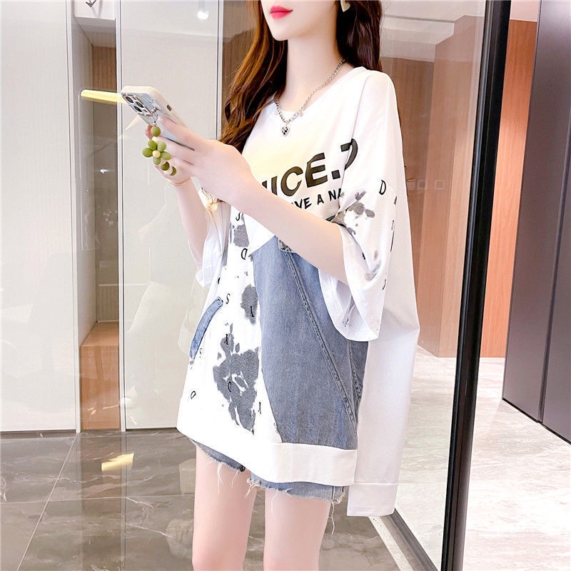 Áo thun tay ngắn dáng rộng phối vải denim thiết kế xẻ tà phong cách đường phố thời trang cho nữ