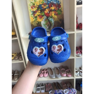 Dép sục bé gái