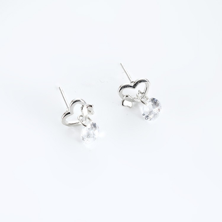 Khuyên tai tim đá