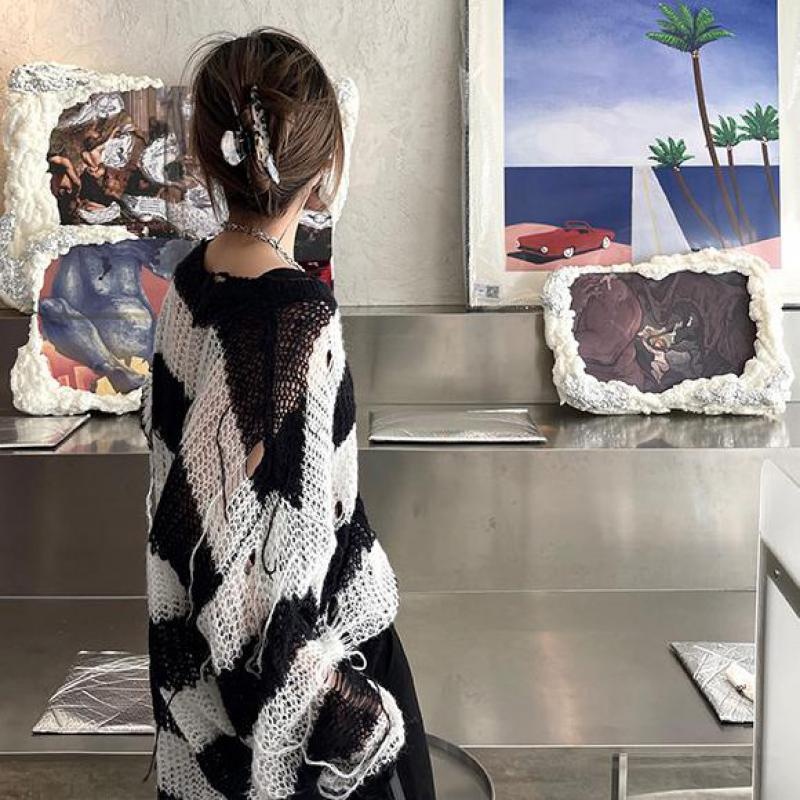 Hum Áo Sweater Dệt Kim Chui Đầu Khoét Lỗ Sọc Trắng Đen Cá Tính