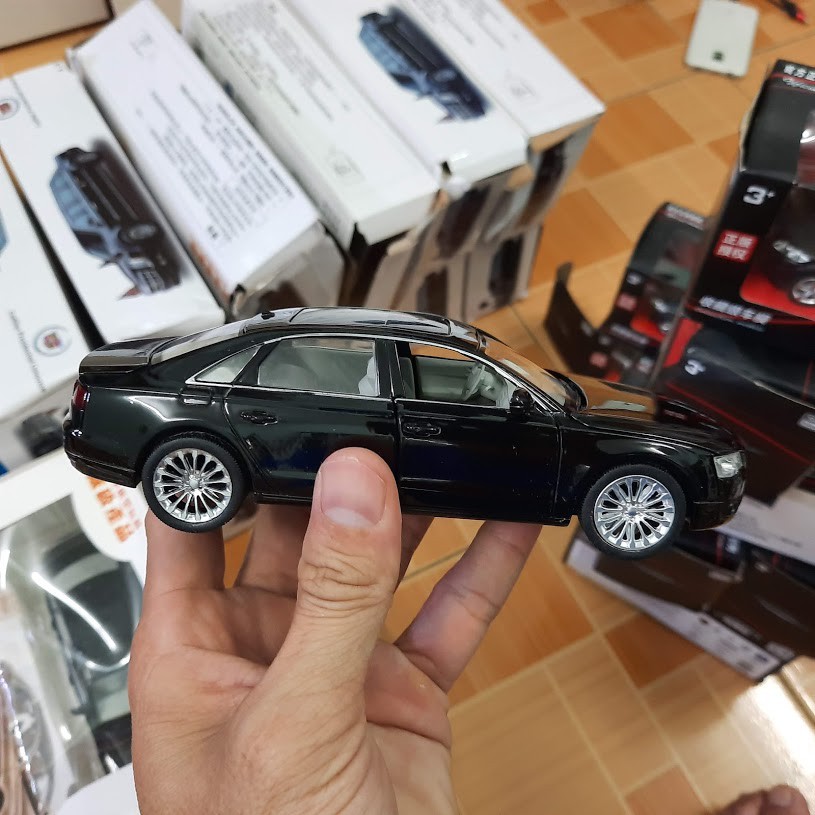 Mô hình xe ô tô Audi A8 tỉ lệ 1:32 xe mô hình bằng kim loại có âm thanh và đèn mở các cửa xe