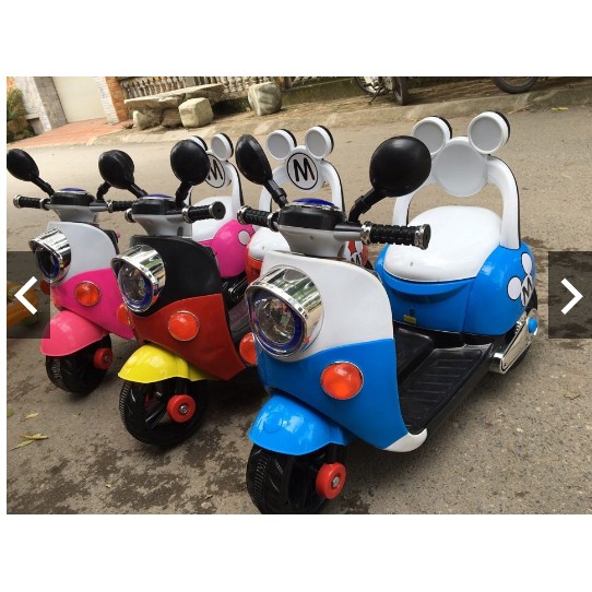 XE MÁY ĐIỆN VESPA ĐIỆN CHO BÉ CÓ ĐEN VÀ NHẠC
