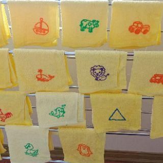 Khăn mầm non 4 ô vàng in kí hiệu