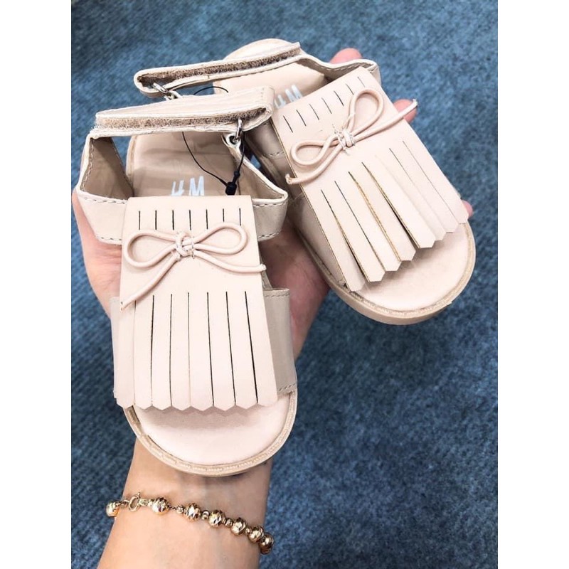 [Mã FAMAYFA2 giảm 10K đơn 50K] Sandal tua rua be HM 0-4Y (có ảnh thật)