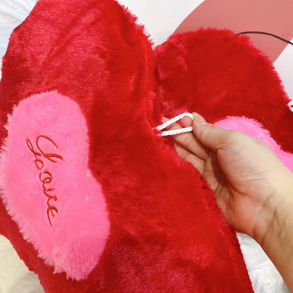 Gối ôm hình trái tim đỏ thêu họa tiết chữ LOVE dễ thương 30x40cm