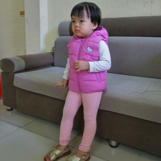 Áo phao gile thêu mèo kitty kèm balo giả phía sau cho bé gái
